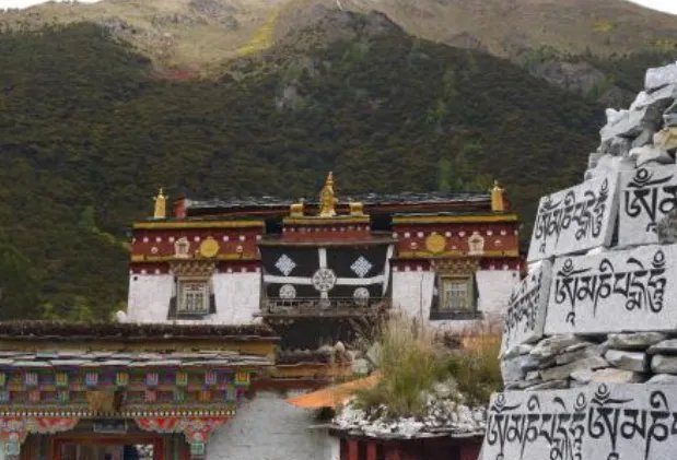 一家三口到稻城亚丁旅游三天,有哪些景点住宿和美食值得推荐?