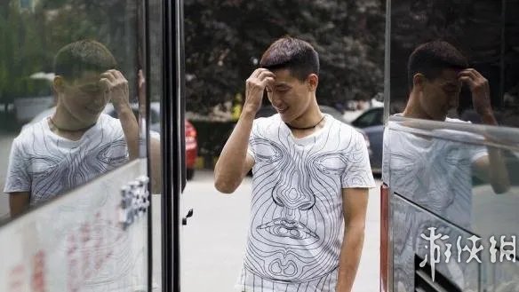 西安公交车现最帅售票员 颜值爆表似吴彦祖走红网络