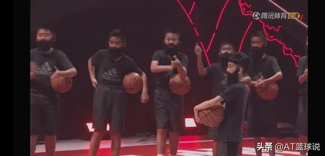 哈登与小朋友比三分惨负。网友盛赞哈登人品好,主动让球,还给小朋友送鞋。如何评价?