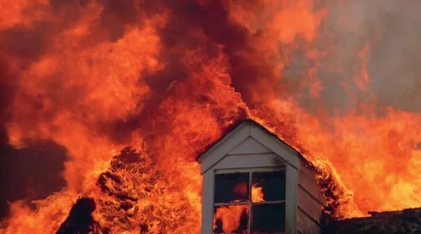 桂林一小区发生火灾，民房起火该如何自救？