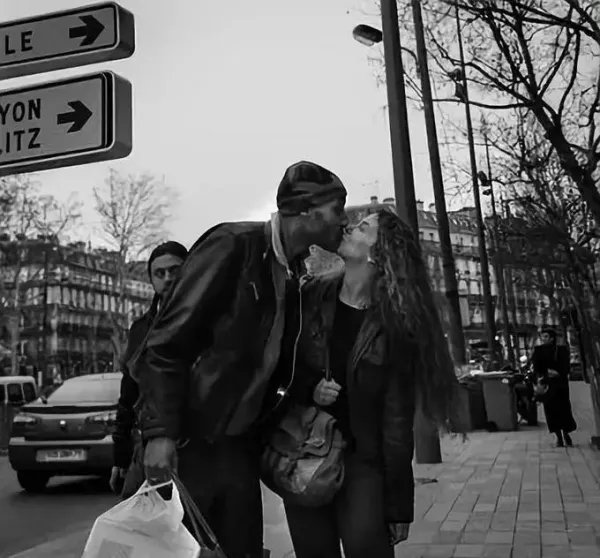 在两性关系中，一个男人最经不起女生怎样撩呢？