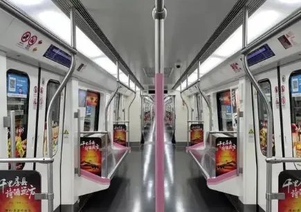 武汉地铁车厢里，黑衣男子突然抱起女孩往外跑！他们之间是什么关系？