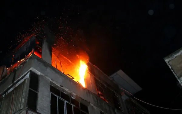 桂林一小区发生火灾，民房起火该如何自救？