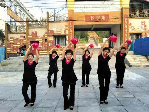 大妈跳广场舞被撵,怒找记者求助,记者:500米都走不动吗?你怎么看?