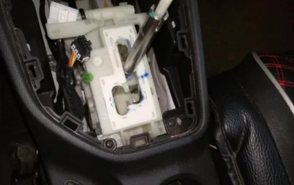 汽车中央扶手卡扣我位置环了怎么修复