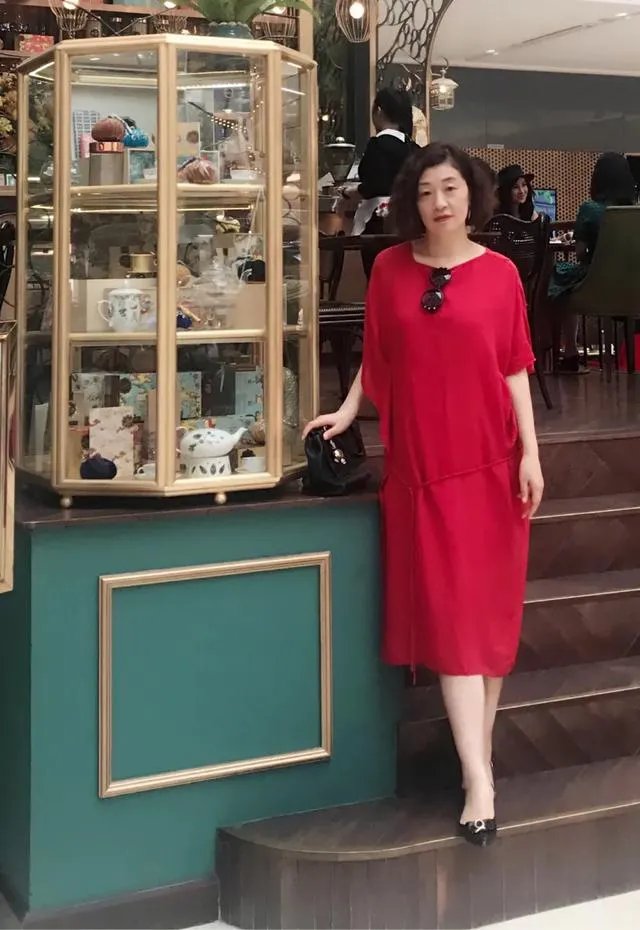 大家能否推荐下适合职场女性的服装品牌？穿上走路带风那种？