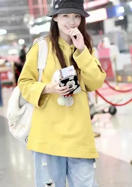 郭碧婷穿粉色帽衫身材圆润，你怎么看呢？