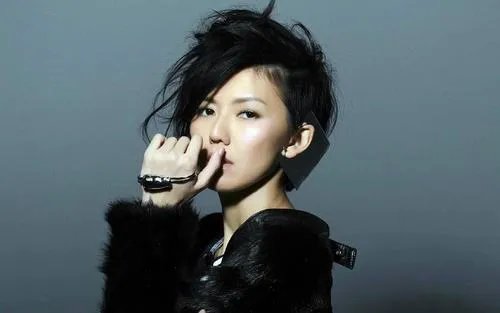 孙燕姿出道19年退隐5次，与周杰伦齐名，却为何在爆红时消失呢？