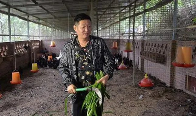 养鸡富豪赵亮,50多岁三德子,他与张国立聚会是打算复出吗?