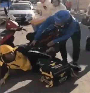 “外卖小哥被差评大哭”视频实为快手拍客团队假扮操作,那么拍摄团队应承担责任吗?