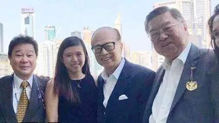 李嘉诚24岁长孙女身价百亿，打扮朴素，为何真正有钱人都懂得低调？