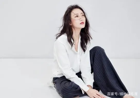 王鸥被小鲜肉探班，两人酒店过夜后挽手出门，是恋情曝光了吗？