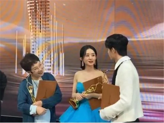 赵丽颖给王一博介绍前辈,一博紧张到耳朵发红,这对姐弟cp是怎样的感情?