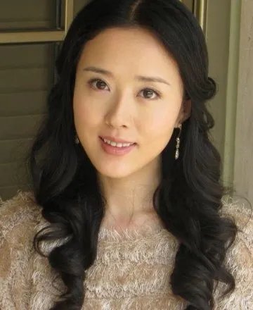 她是赵薇同学，曾被曝靠潜规则上位，你认识她吗？