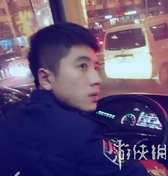 西安公交车现最帅售票员 颜值爆表似吴彦祖走红网络