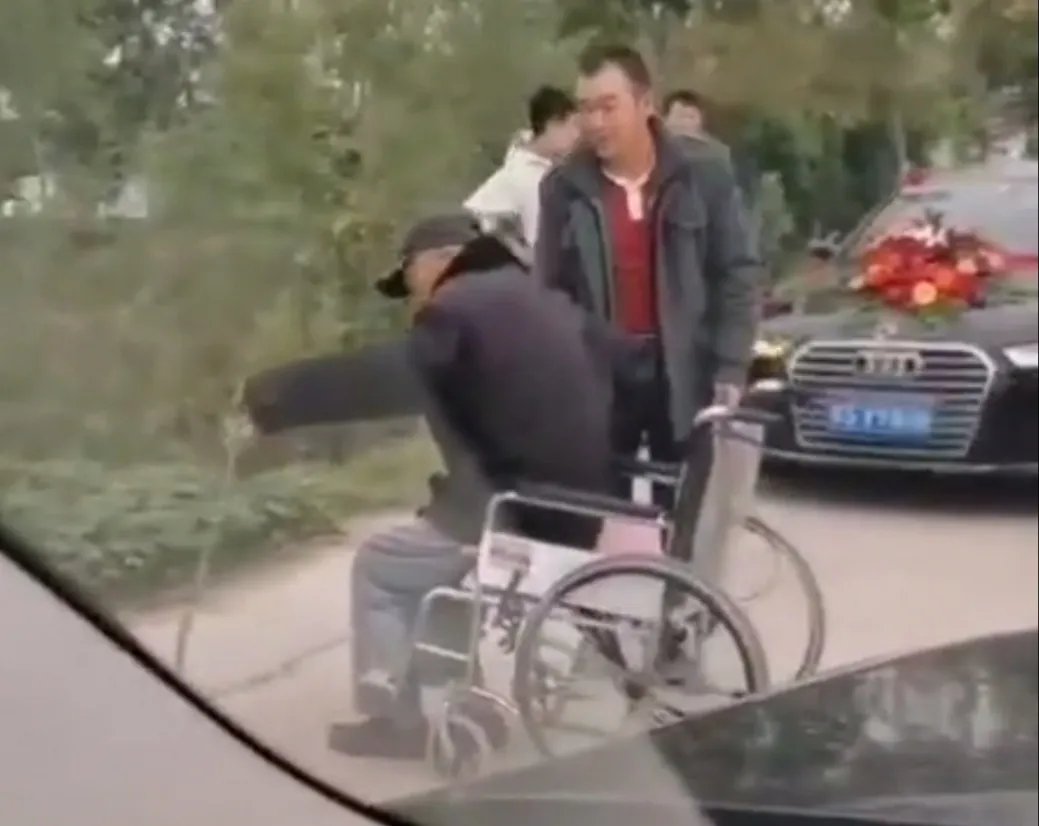 对于老人组团坐轮椅拦婚车要钱这一现象,你怎么看?