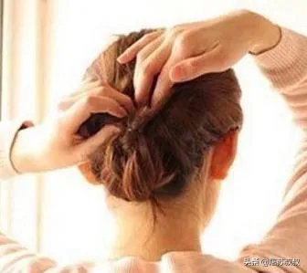 中长发怎么扎好看，简单编发盘发图解？