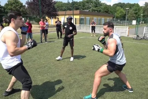 10秒KO两男子当事人出面道歉？他算是正当防卫还是故意伤人？