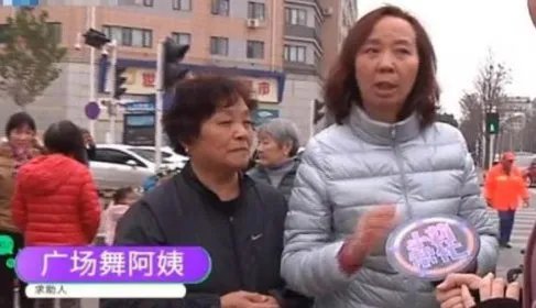 大妈跳广场舞被撵,怒找记者求助,记者:500米都走不动吗?你怎么看?