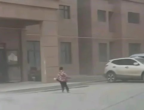 小朋友出门被大风刮跑，鞋子刮得都找不到了，新疆的风有多大？