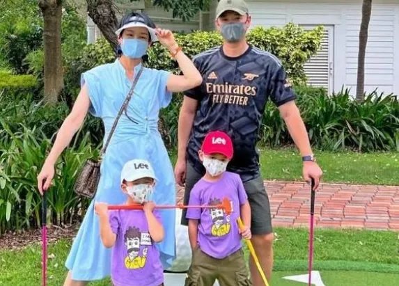 胡杏儿老公晒迪士尼游玩照,她为何减少了自己电视剧的产量?