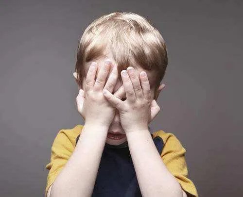 陕西遭父亲抱摔幼童死亡，该父亲为何抱摔幼童？