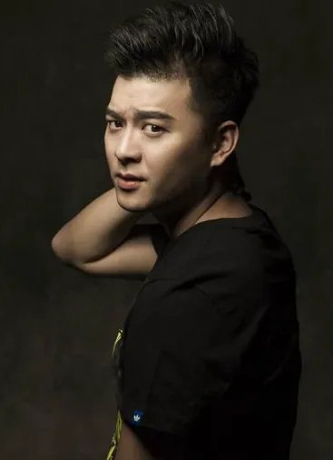 他苦追袁姗姗四年，后与王鸥订婚，还是杨幂同学，他究竟是谁？