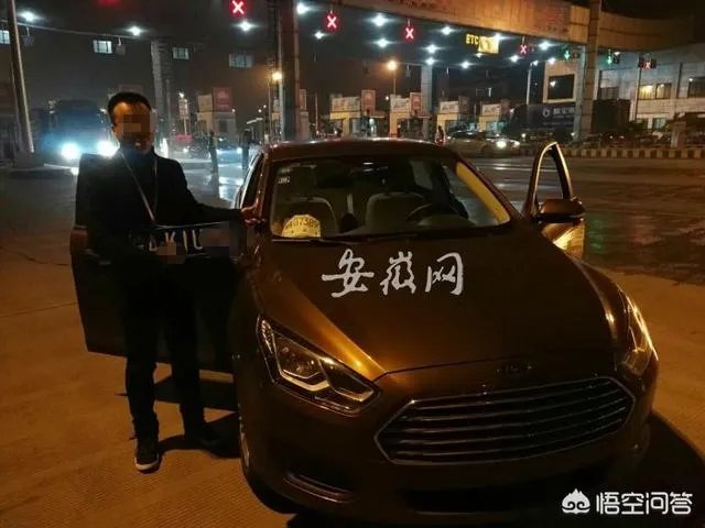 合肥小伙有车牌不挂求婚路上被查，铜陵交警暖心帮其叫代驾，这事儿你怎么看？