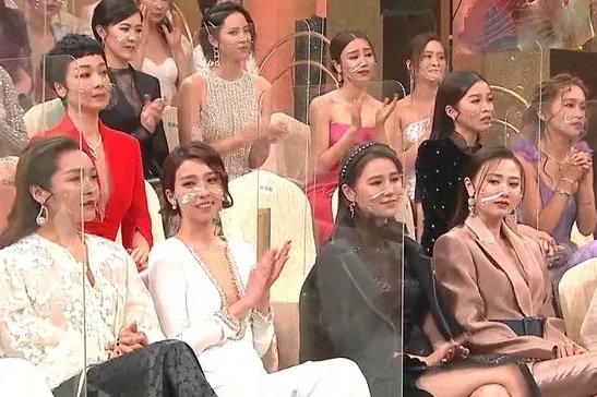 艺人颁奖礼戴的塑料透明口罩，能防新冠病毒吗？