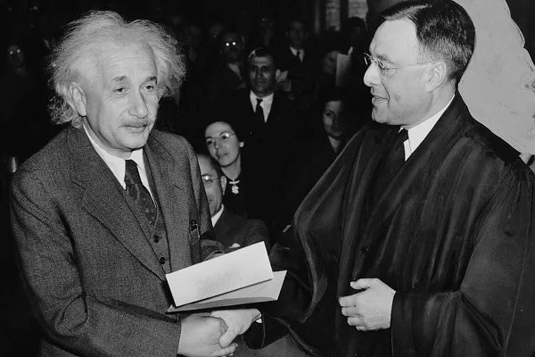 爱因斯坦相对论的内容 爱因斯坦相对论是什么