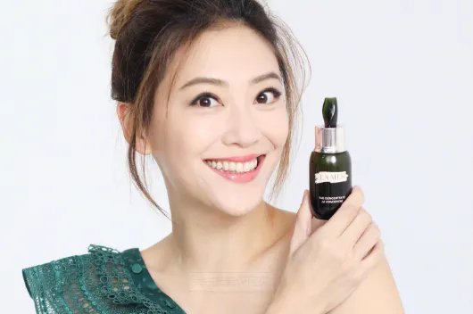 应采儿一家四口同框,陈小春抱小儿子显温柔,你怎么看?