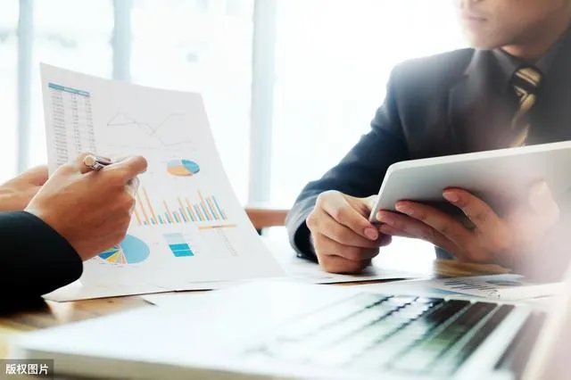 微信请假领导没回，女子旅游5天后归来被开除，你觉得谁对谁错？