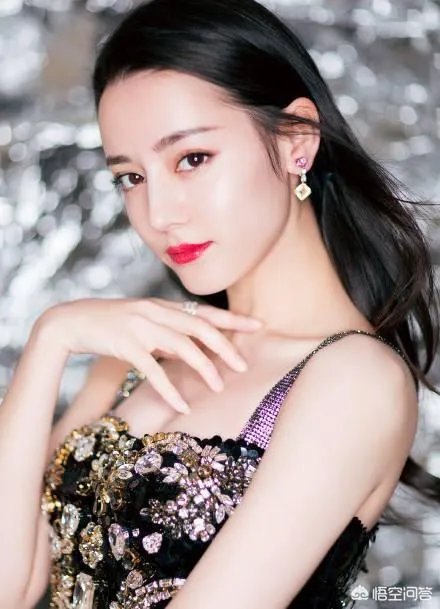 如何评价迪丽热巴?网上公布的迪丽热巴的年龄是不是真的呢?