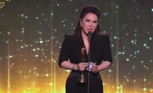 哭砂的原唱是谁。哪些人翻唱过。