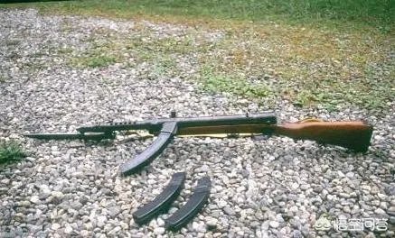 日本在二战时期发明了百式冲锋枪,为什么不用?