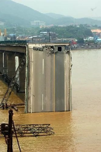 海南一高速大桥因突发塌陷封锁