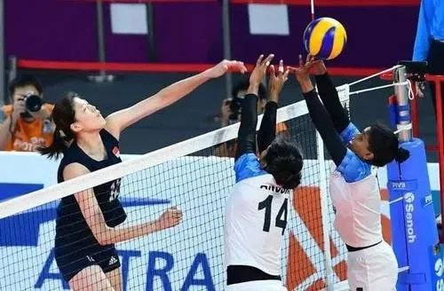 今晚女排3：0战胜俄罗斯，朱婷和李盈盈谁发挥的更好？