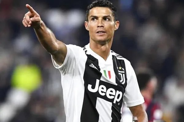 C罗破贝利进球记录，他在足坛的地位有多高？