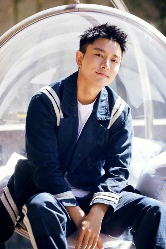 贾乃亮接甜馨放学照曝光，贾乃亮不舍地拉着女儿，画面温情满满你羡慕吗？