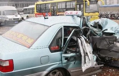 “横空旋转、碎片四溅”黑龙江女出租车司机迎头撞向公交车,到底怎么回事?