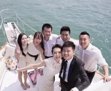 他苦追袁姗姗四年，后与王鸥订婚，还是杨幂同学，他究竟是谁？