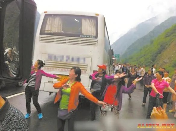 中国大妈们要逆天了：高速公路上也能跳广场舞!