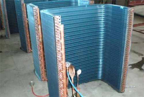 空调冷凝器在什么位置