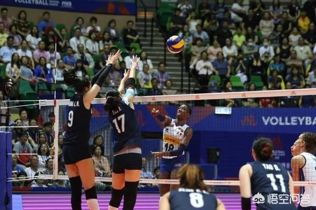 北仑站女排最后一战，大美女姚笛在场下捂嘴偷笑，朱婷还手舞足蹈的发生了什么？