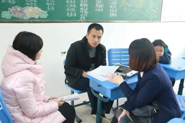 压垮成年人只需一个家长群，你认同这句话吗？