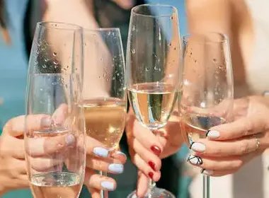 重庆男子和朋友喝22瓶酒后坠楼身亡，酒友需要承担什么责任？