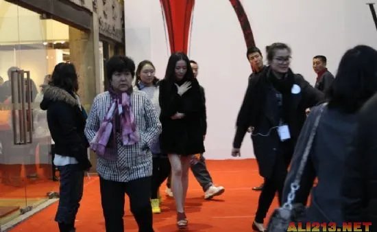 董洁婚变后现身捞金 双腿裸露“美丽冻人”！