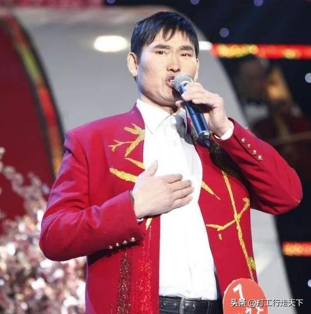 大衣哥家门被踹上热搜，如何看待大衣哥村子里的人？