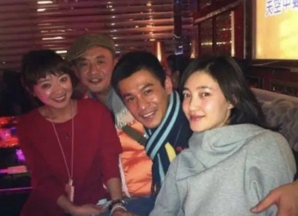 他苦追袁姗姗四年，后与王鸥订婚，还是杨幂同学，他究竟是谁？