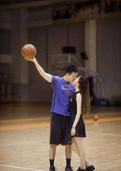 男篮功勋王仕鹏身价千万，娶模特娇妻，如今现状如何呢？
